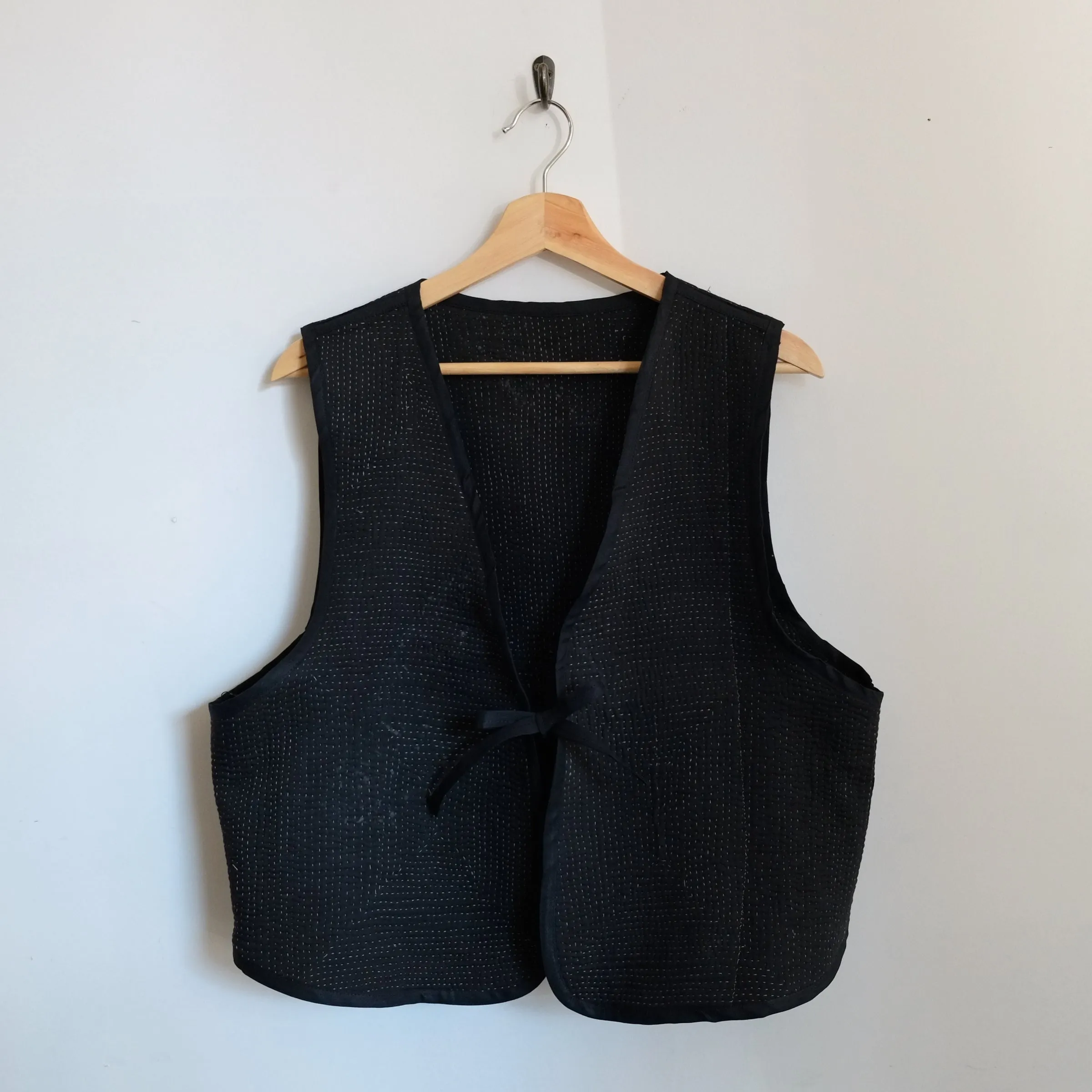 Amelia Sleeve Vest Black with White Thread XXL088